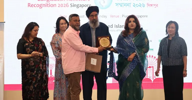 সম্মাননা স্মারক তুলে দিয়েছেন পররাষ্ট্র প্রতিমন্ত্রী